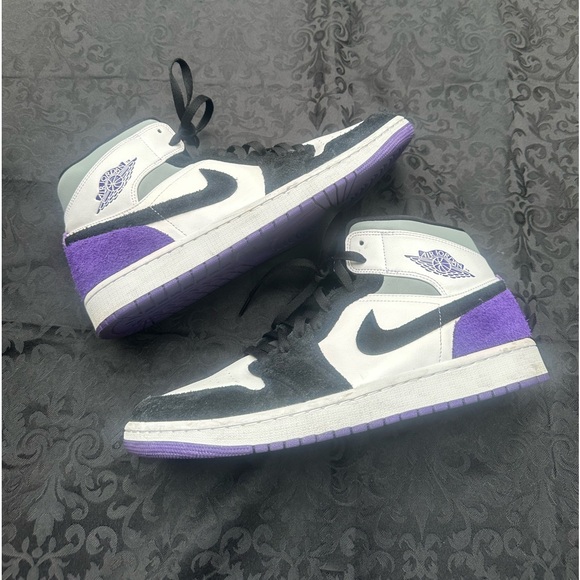 Air Jordan 1 Mid SE 'Varsity Purple'
852542-105 size 12 - Picture 6 of 11